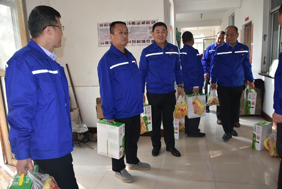 集團(tuán)機(jī)關(guān)黨支部到南韓村老年幸福院獻(xiàn)愛心